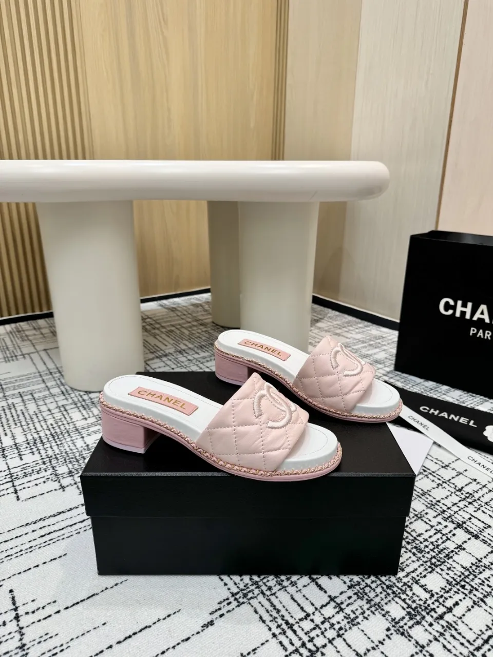 👟👟Ex-factory price 480👟👟 Top version Chanel Chanel - 2025 spring model, counter top double C sandals, this classic design; the extraordinary double C incorporates a variety of color elements... The diversified mix and match is very beautiful and versatile, very light on the foot, comfortable, super delicate and elegant, and can be used outdoors... ꫛꫀꪝ Go➫ Material: ❶Upper made of: Original imported sheepskin ❷Inner lining: Original sheepskin lining ❸Outsole based on: Original Italian genuine leather outsole Counter boutique packaging complete set for women 35–40 (customized for 41) 3 colors available (black, white, pink)